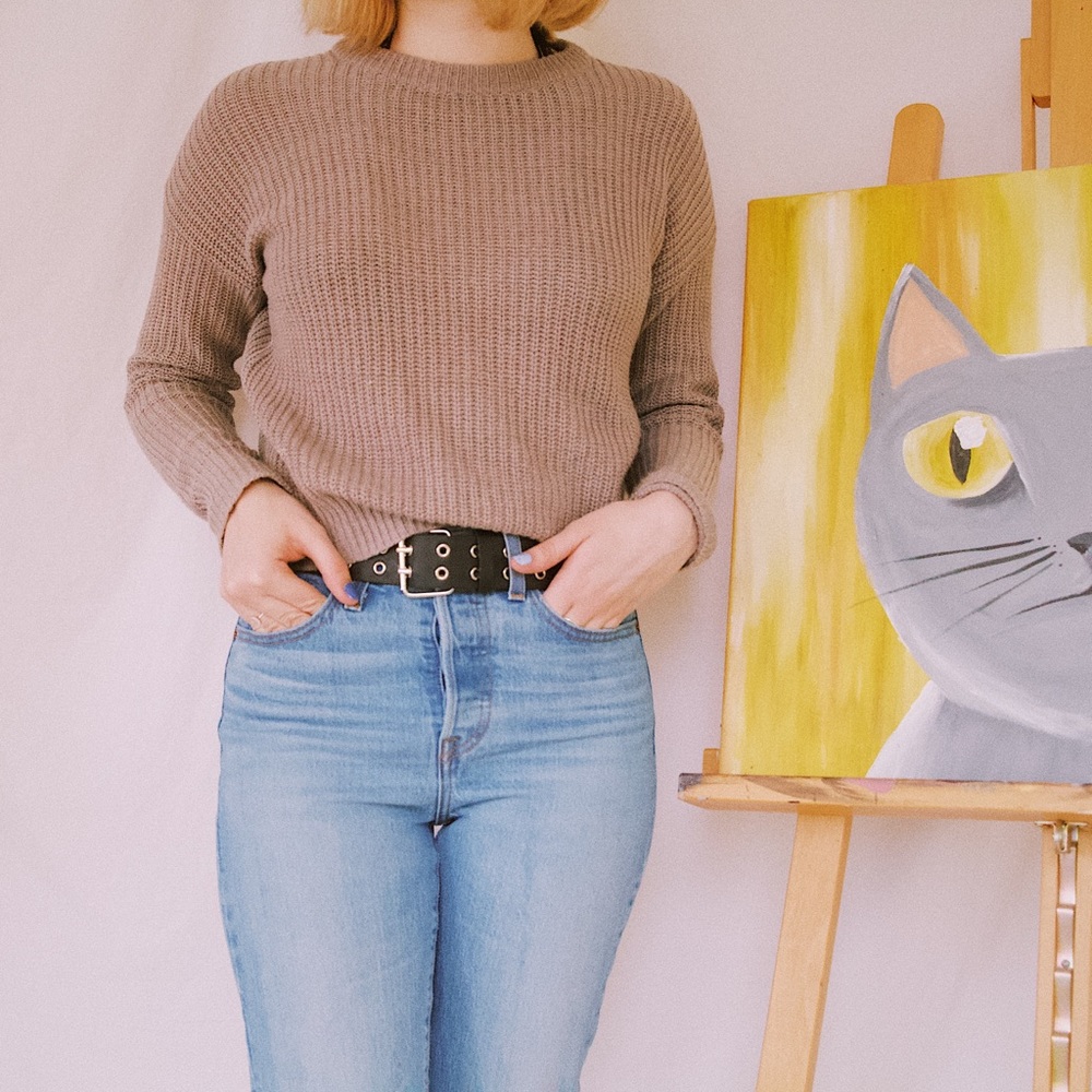 gray crewneck pullover sweater